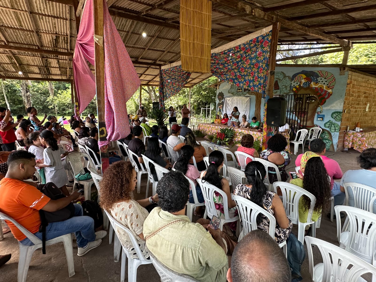 Leia mais sobre o artigo Ciência e saberes tradicionais se encontram no Quilombo do Abacatau em debate sobre clima e direitos humanos