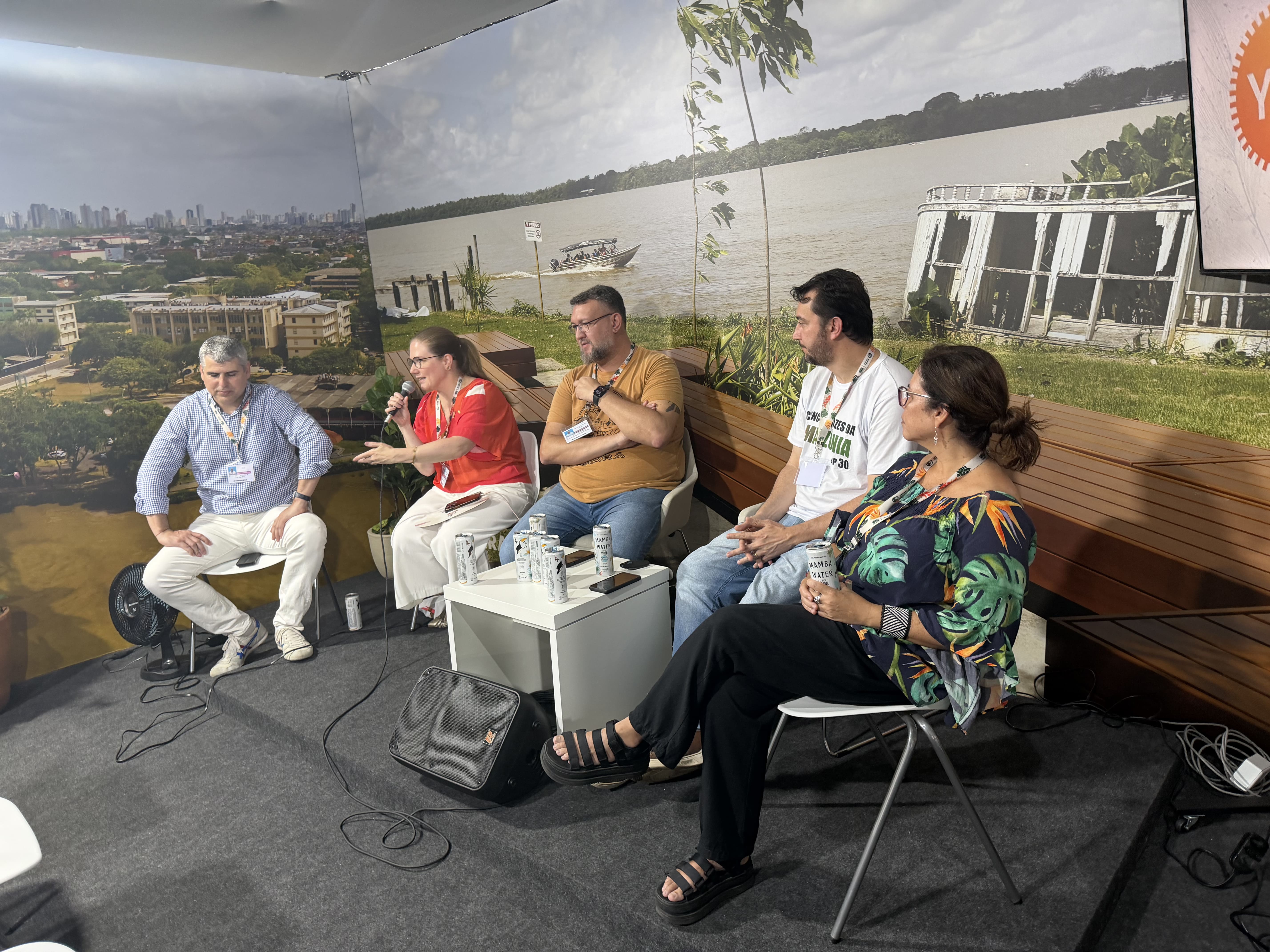 Leia mais sobre o artigo Estande da UFPA na Zona Azul da COP 30 inicia semana com programação sobre desafios ambientais, climáticos e socioeconômicos na Amazônia
