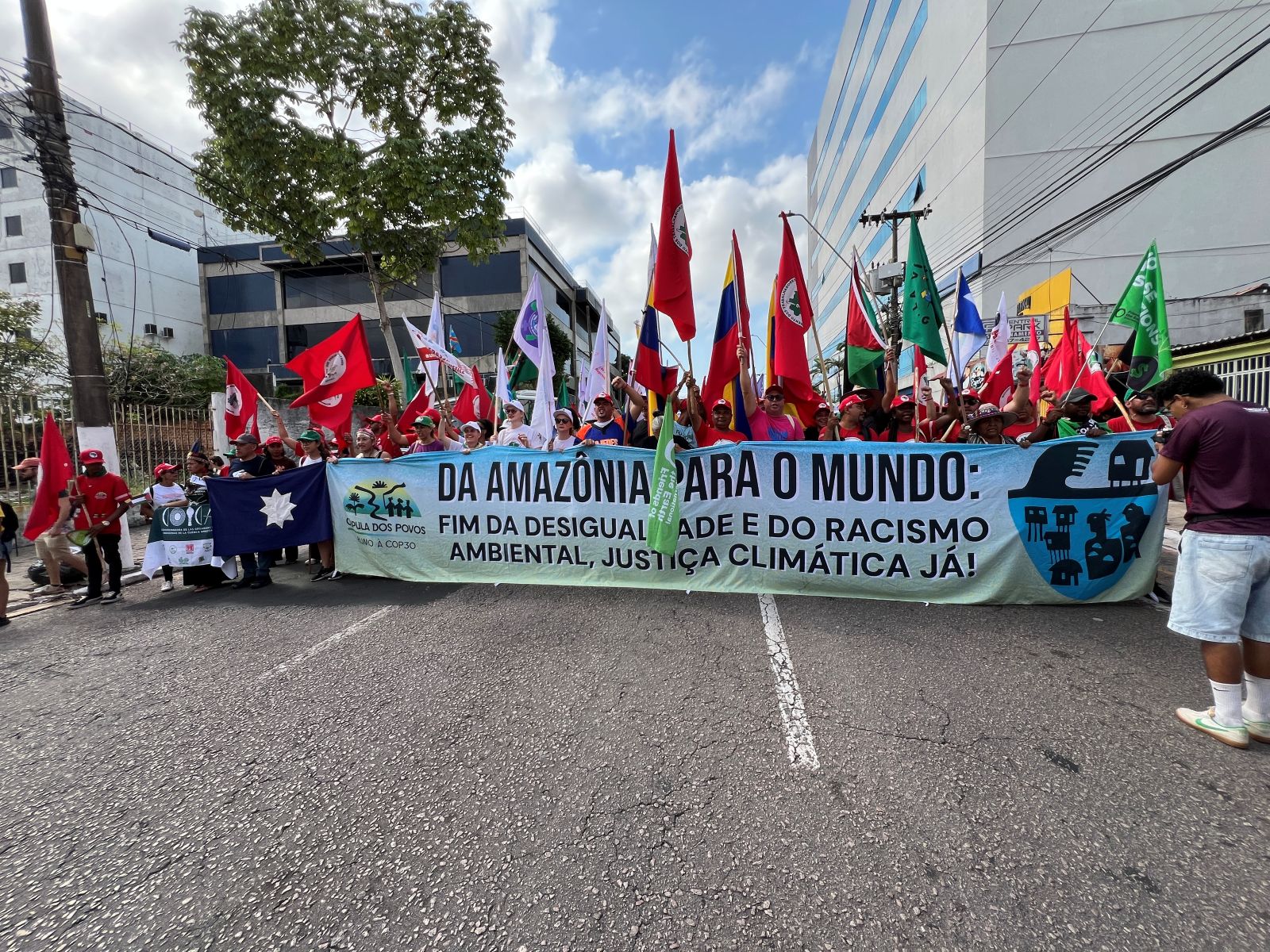 Leia mais sobre o artigo Cúpula dos Povos realiza Marcha Global pelo Clima nas ruas de Belém